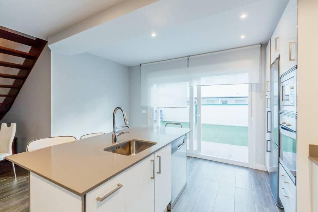 Chalet En La Cuidad- Con Jardin Y Barbacoa Gijón Exteriör bild